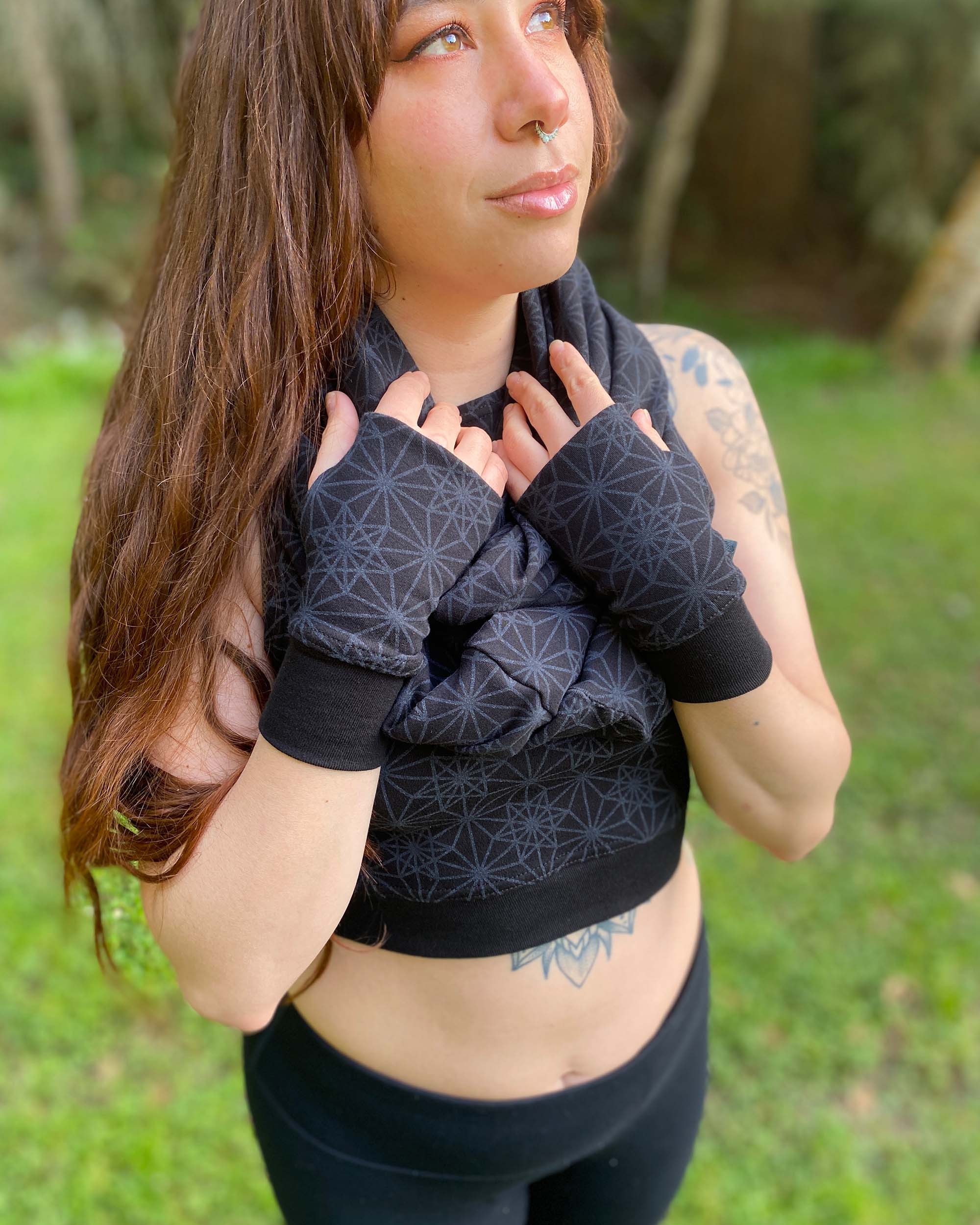 Organic cotton fingerless gloves and matching scarf in black fabric and geometric print.