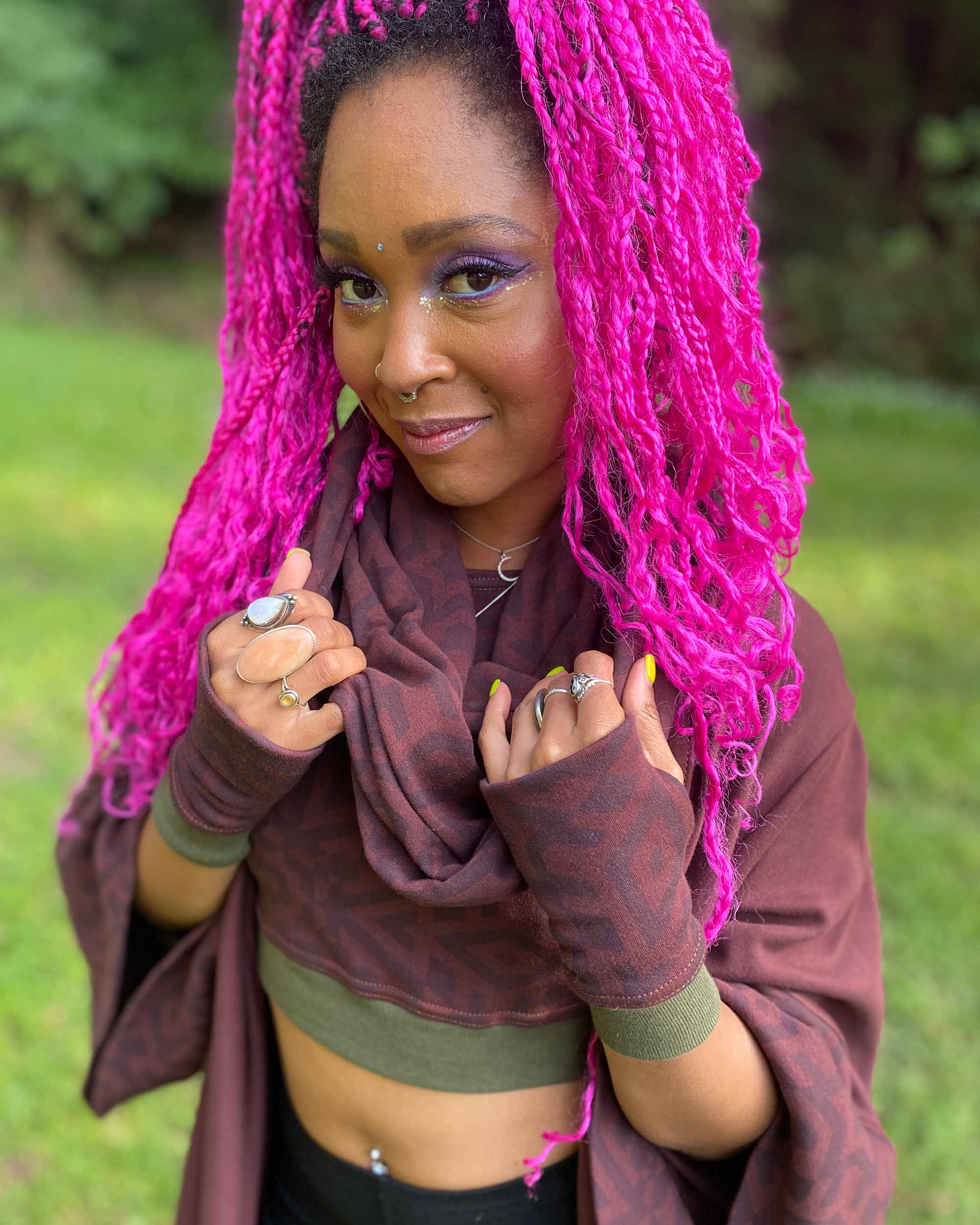 Hand warmers, kimono, crop top and scarf in matching brown colored fabric with geometric print.